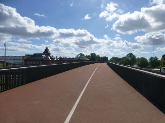 1280px-Langeliniebro_2